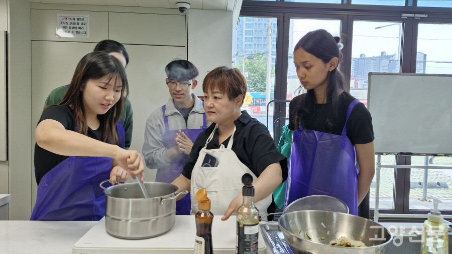 고양시지속가능발전협의회가 마련한 '소셜다이닝' 행사. 중부대 국제교류원 유학생들과 한국 학생들이 어우러져 맛잇는 음식을 함께 만들었다.